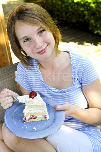 ストックフォト: 少女 · 食べ · ケーキ · 十代の少女 · 作品