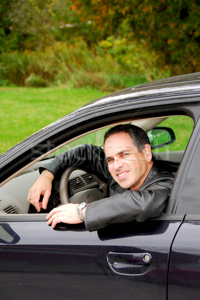 Man auto glimlachend gelukkig naar venster Stockfoto © elenaphoto