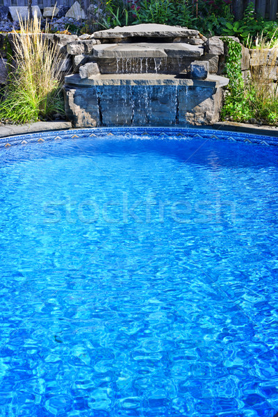 Foto stock: Piscina · cascada · aire · libre · residencial · agua · jardín