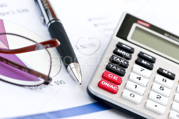 Stock foto: Steuer · Rechner · Stift · Gläser · Zahlen · Einkommen