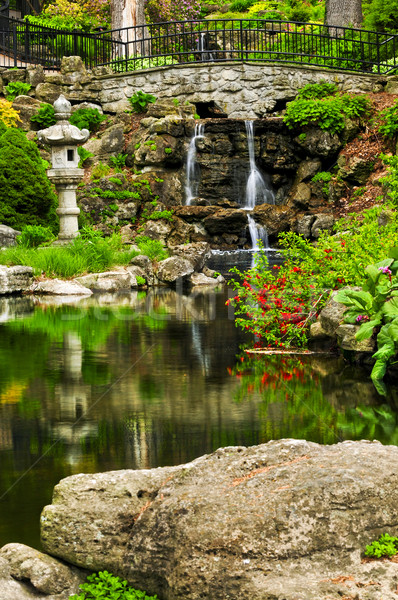 Cascadă lac japonez grădină apă primăvară Imagine de stoc © elenaphoto
