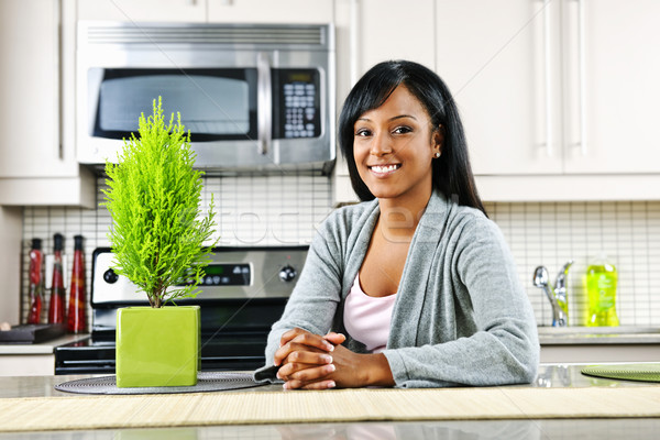 Cucina sorridere donna nera moderno interno cucina Foto d'archivio © elenaphoto