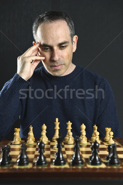 Stock foto: Mann · spielen · Schach · schauen · Holz · Schachbrett