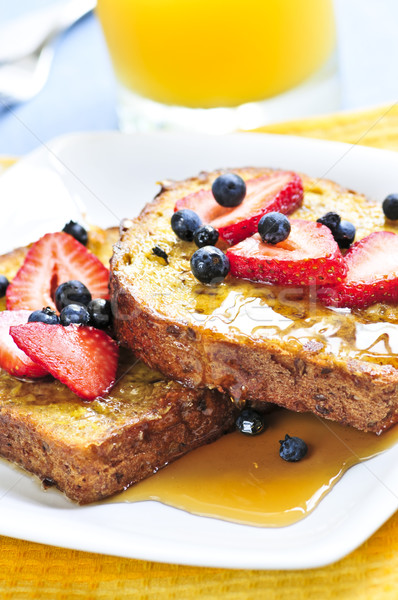 Francuski toast śniadanie świeże jagody klon Zdjęcia stock © elenaphoto