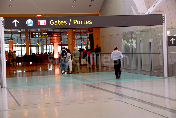 Mensen poort luchthaven lopen moderne man Stockfoto © elenaphoto