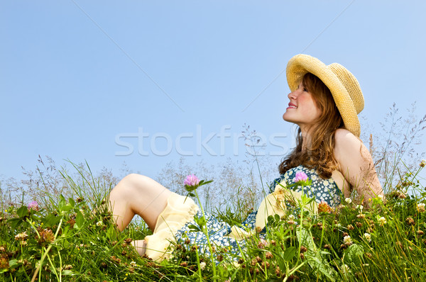 Stockfoto: Jong · meisje · vergadering · weide · jonge · tienermeisje · zomer