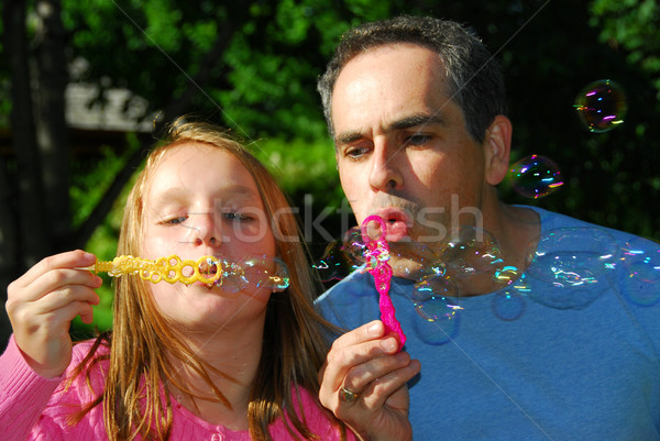 Familie zomer bubbels gelukkig gezin zeepbellen Stockfoto © elenaphoto