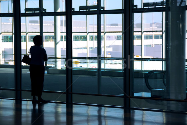 Foto stock: Mujer · aeropuerto · espera · internacional · avión · silla