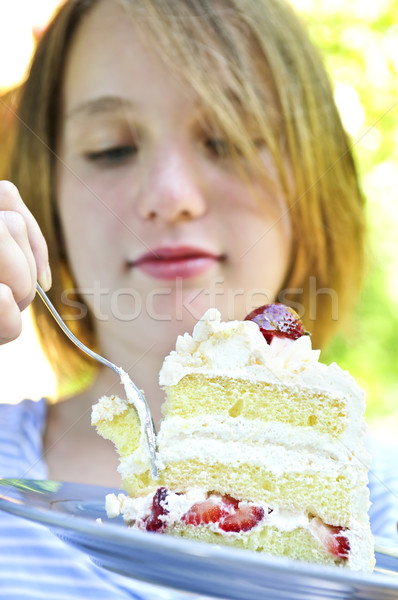 Fille manger gâteau adolescente pièce gâteau aux fraises Photo stock © elenaphoto