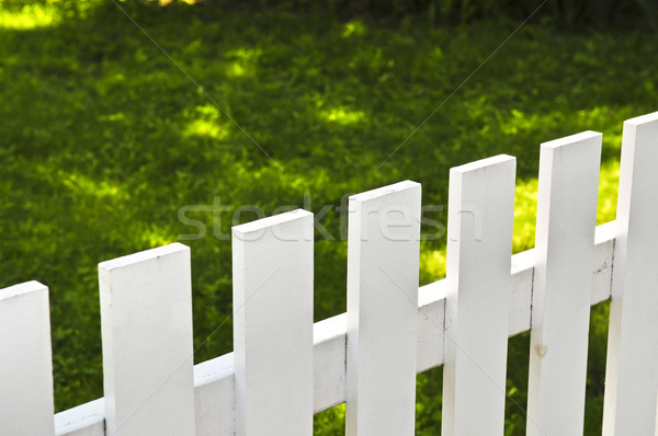Bianco recinzione in giro residenziale casa Foto d'archivio © elenaphoto