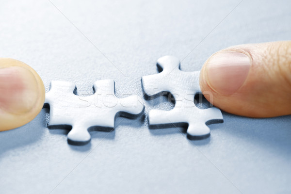 Piese de puzzle degete doua potrivire împreună Imagine de stoc © elenaphoto