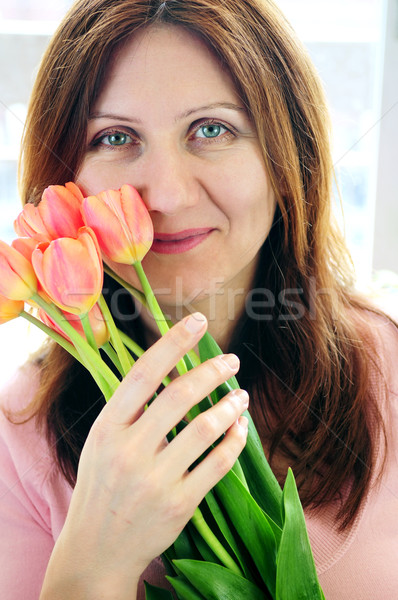 Rijpe vrouw bloemen glimlachend boeket vrouw Stockfoto © elenaphoto