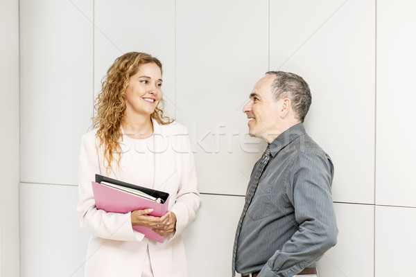 Negocios hablar pasillo hombre mujer Foto stock © elenaphoto