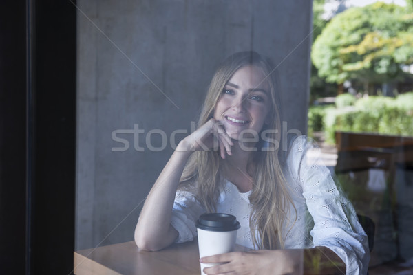 Servicio jóvenes mujer sonriente sesión café Foto stock © elenaphoto