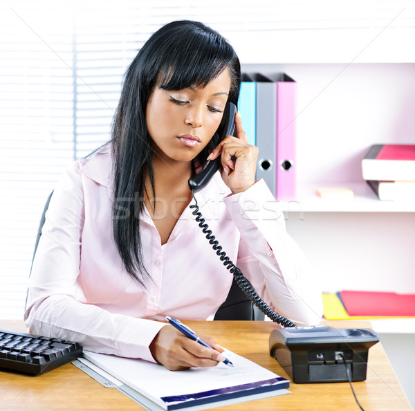 Stockfoto: Ernstig · zwarte · zakenvrouw · telefoon · bureau · jonge