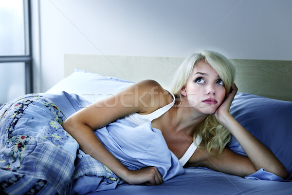 Femeie nedormit noapte tineri pat Imagine de stoc © elenaphoto