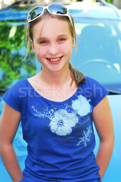 Sorridente menina retrato jovem sessão carro Foto stock © elenaphoto