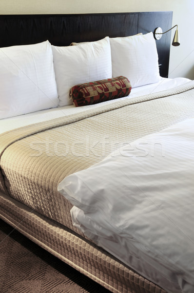 Dormitor confortabil pat neutru culori casă Imagine de stoc © elenaphoto