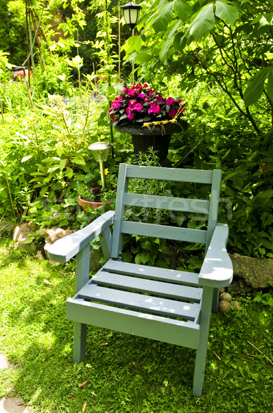 Stoel groene tuin houten stoel hoek weelderig Stockfoto © elenaphoto