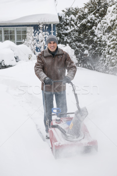Foto stock: Hombre · entrada · de · coches · profundo · nieve · residencial · casa