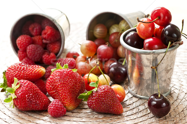 Gyümölcsök bogyók nyár fém étel egészség Stock fotó © elenaphoto