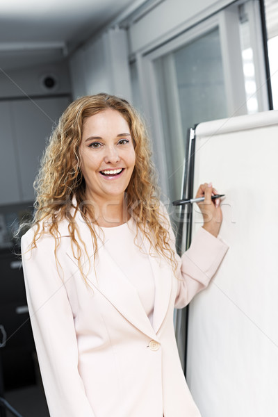 Stockfoto: Zakenvrouw · schrijven · grafiek · glimlachend · zakenvrouw · papier