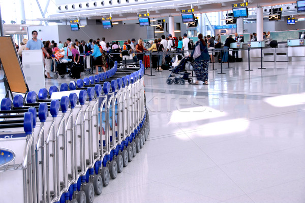 Aéroport foule passagers up contre modernes Photo stock © elenaphoto
