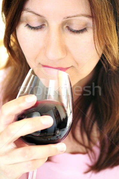 商業照片: 成熟的女人 · 玻璃 · 紅葡萄酒 · 女子 · 酒