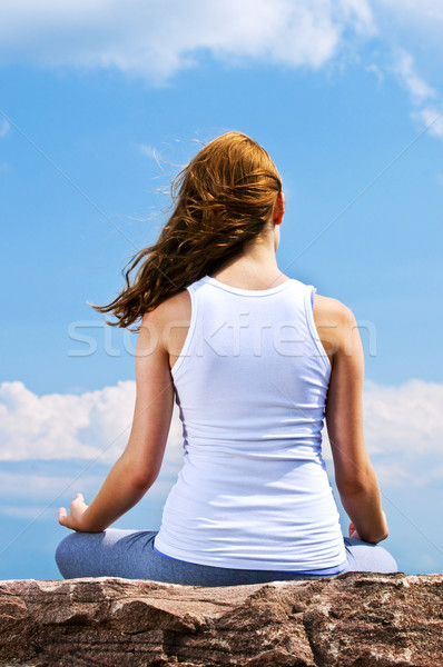 Foto stock: Joven · meditando · aire · libre · retrato · jóvenes