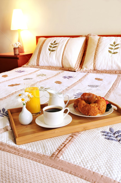 Reggeli ágy hotelszoba tálca terv otthon Stock fotó © elenaphoto