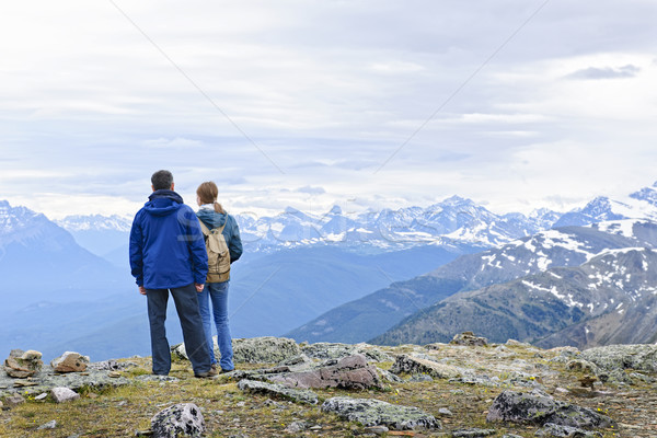 Stok fotoğraf: Hikers · dağlar · manzaralı · görmek · doğa