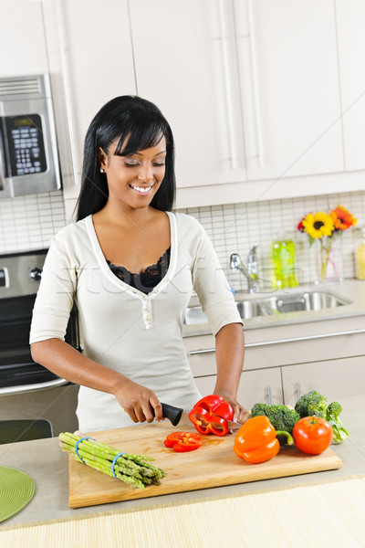 Stock fotó: Fiatal · nő · vág · zöldségek · konyha · mosolyog · afroamerikai · nő