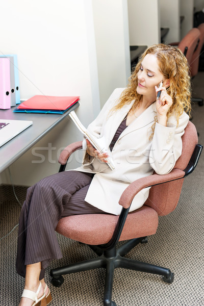üzletasszony gondolkodik irodai asztal üzletasszony ötletek iroda Stock fotó © elenaphoto