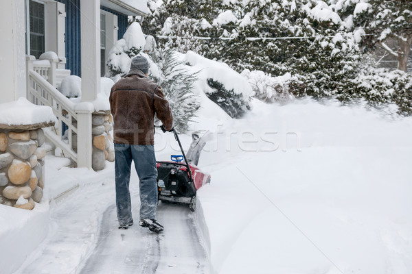 商業照片: 男子 · 深 · 雪 · 車道 · 住宅 · 房子