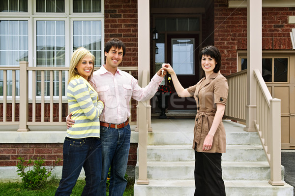 Glücklich Paar Immobilienmakler Schlüssel Frau Stock foto © elenaphoto