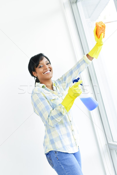 Foto stock: Sorrindo · limpeza · windows · sorridente · mulher · negra · vidro
