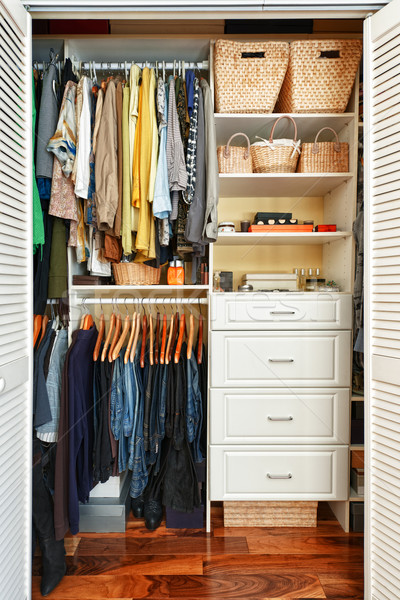Organizado closet roupa casa casa mobiliário Foto stock © elenaphoto