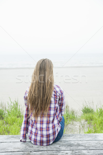 Jonge vrouw strand achteraanzicht lang blond haren Stockfoto © elenaphoto