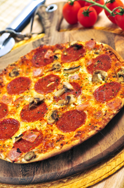 Pepperoni pizza legno Foto d'archivio © elenaphoto