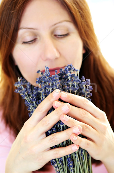 Frau Lavendel reife Frau Blumen Schwerpunkt Hände Stock foto © elenaphoto