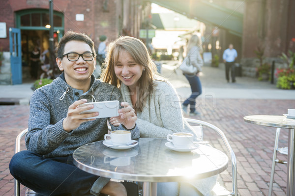 Stock foto: Zwei · Personen · Smartphone · Kaffeehaus · zwei · lachen · Jugendlichen