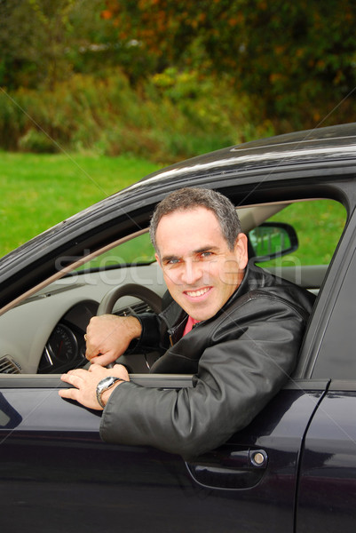 Сток-фото: человека · автомобилей · улыбаясь · глядя · из · окна