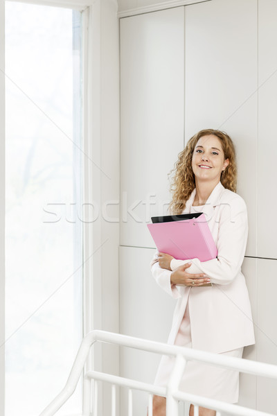 Zdjęcia stock: Uśmiechnięty · kobieta · interesu · stałego · korytarzu · szczęśliwy · business · woman
