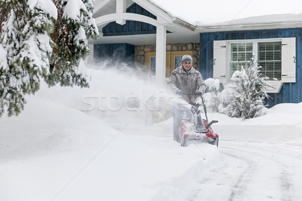 Adam özel araba yolu derin kar yerleşim ev Stok fotoğraf © elenaphoto