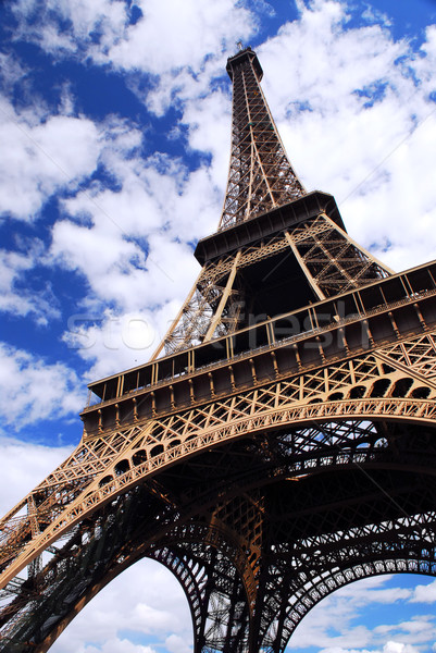 Turnul Eiffel Blue Sky Paris Franta nori constructii Imagine de stoc © elenaphoto