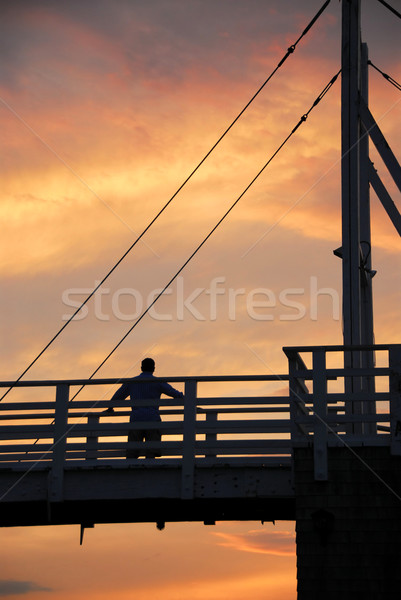 Hombre viendo puesta de sol puente peatonal Maine Foto stock © elenaphoto