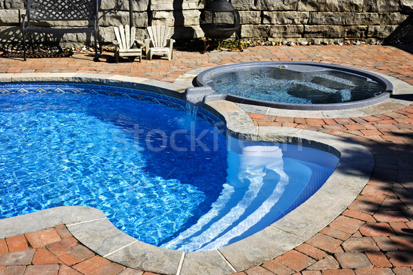 Piscină cada cu hidromasaj în aer liber rezidential apă Imagine de stoc © elenaphoto