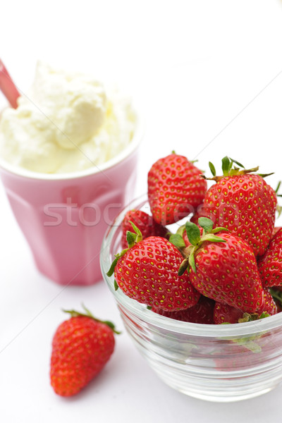 Foto stock: Tigela · morangos · chantilly · fresco · orgânico · vermelho