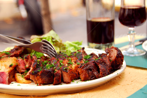 Rundvlees plaat rode wijn restaurant tabel Stockfoto © elenaphoto