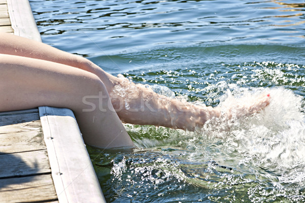 Gambe lago ragazza seduta dock Foto d'archivio © elenaphoto